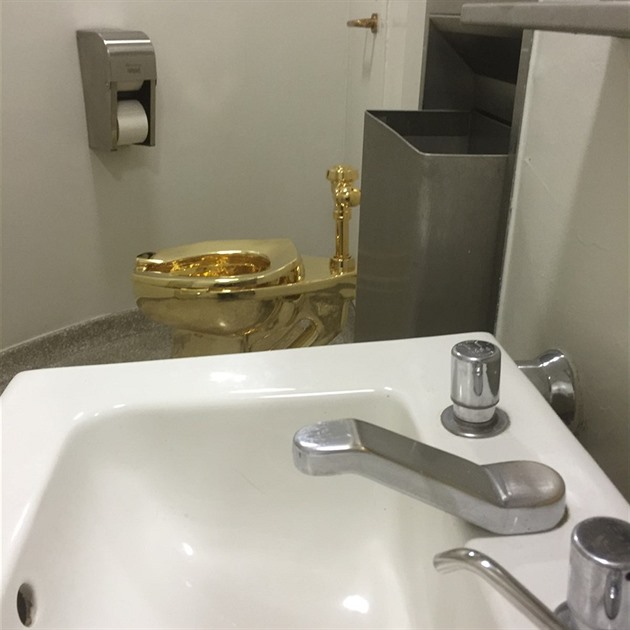 Banán na zdi se vydražil. Magnát za něj bitcoinem zaplatil šest milionů dolarů